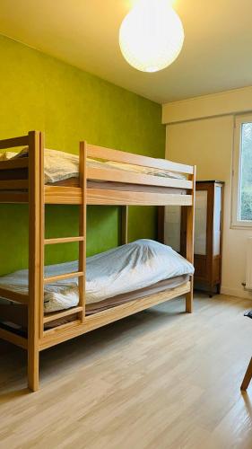 une chambre avec deux lits superposés dans une pièce dans l'établissement Villa avec jardin aux portes du Touquet Paris-Plage, à Cucq