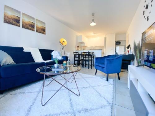 un salon avec un canapé bleu et une table dans l'établissement Blue Pearl - Parking - Gare RER à 5 min, à Corbeil-Essonnes