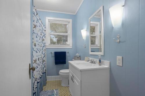 Ett badrum på Dolphina House Pensacola