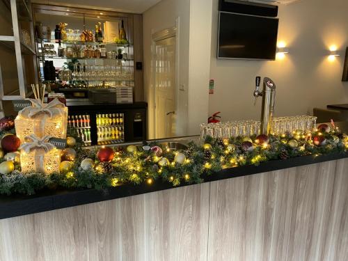 a bar with christmas decorations on a counter at Hotel 't Peperhuys in Kaatsheuvel
