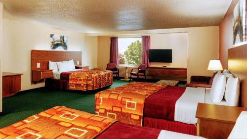 Habitación de hotel con 2 camas y TV en Grand Marquis Waterpark Hotel & Suites, en Wisconsin Dells