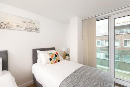 Gallery image of Beautiful 2Bed 2Bath Apartment 4Mins to Train Station with WiFi and Free Parking in New Barnet