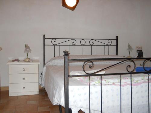 1 dormitorio con 1 cama y vestidor blanco en Casa vacanze Fuori Tema, en Ragusa