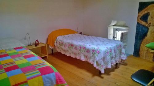 1 dormitorio con cama y manta colorida en Casa vacanze Fuori Tema, en Ragusa