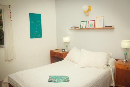a bedroom with a bed with a white bedspread at Cielo de Tierra in Coronel Suárez