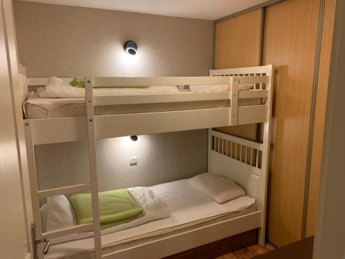 Tempat tidur susun dalam kamar di Appartement 6 pers - Les 4 Loups au pied des pistes