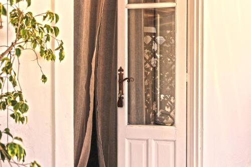 an open door with a curtain on it at Hotel O Palmo in Panarea