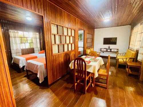 Cette chambre comprend 2 lits et une table. dans l'établissement CHALET TARAPOTO, à Tarapoto