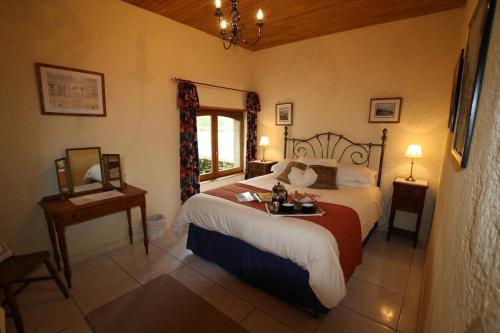 a bedroom with a large bed and a window at La Vieille Ferme: superbe complexe de 3 gîtes en pierre avec Piscine au coeur du Périgord Noir in Saint-Geniès