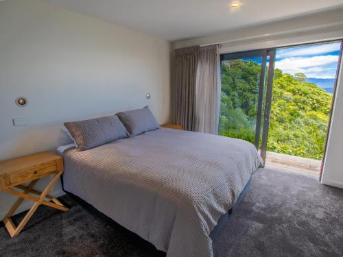 Llit o llits en una habitació de Bay Vista Beauty - Pōhara Holiday Home