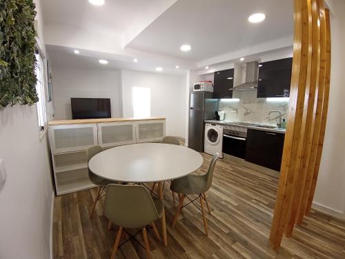 eine Küche mit Tisch und Stühlen in einem Zimmer in der Unterkunft A Casa da Mila - Beach House in Costa da Caparica