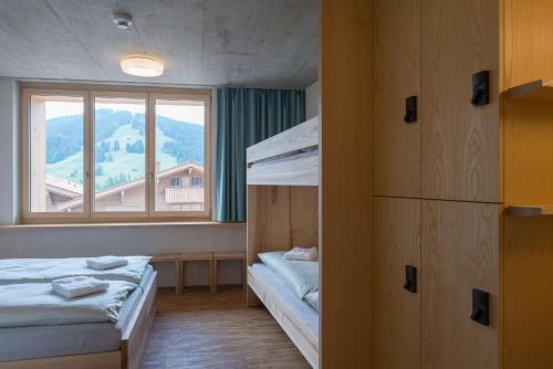 Postel nebo postele na pokoji v ubytování Saanen Gstaad Youth Hostel