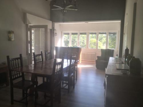 ein Esszimmer mit einem Holztisch und Stühlen in der Unterkunft El Descanso in Villa Giardino