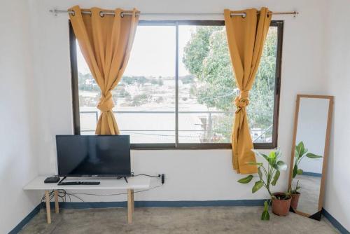 uma sala de estar com televisão e uma grande janela em NAPPO Room 2 Alajuela, Heredia,SJO,5min from airport NO PARKING em Guácima