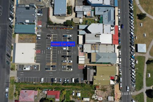 een plattegrond van een straat met een parkeerplaats bij Blue Ocean Motel Apollo Bay in Apollo Bay
