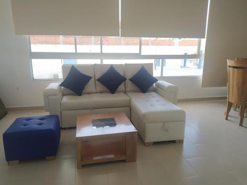 a living room with a couch and a coffee table at Cabaña Apartamento En Coveñas - Fontaine Bleu in Coveñas