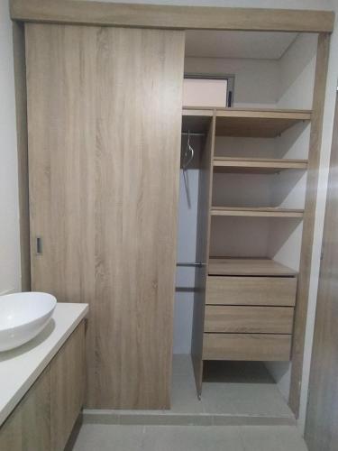 a bathroom with a wooden closet with a sink at Cabaña Apartamento En Coveñas - Fontaine Bleu in Coveñas