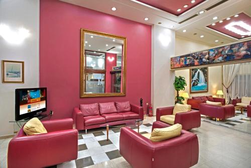 Телевизор и/или развлекательный центр в Angelika Pallas Hotel