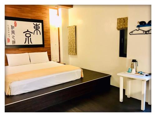 a hotel room with a bed and a table at Ship House in Xiaoliuqiu