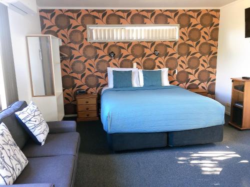 Giường trong phòng chung tại Aquarius Motel