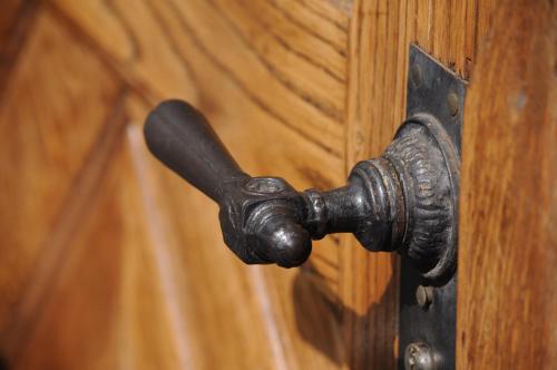 a black door knob on a wooden door at Dom Hotel in Augsburg