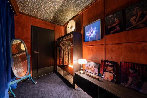 a room with a hallway with a mirror and a lamp at Shourin Hotel Cheonan by Aank in Cheonan