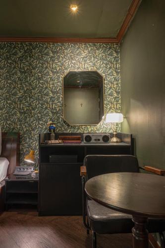 a living room with a tv and a table at Shourin Hotel Cheonan by Aank in Cheonan