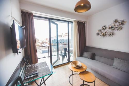 Una televisión o centro de entretenimiento en Cozy Apartment in Bakuriani, Apart Hotel Art, Kokhta