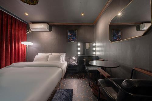 a hotel room with a bed and a table at Shourin Hotel Cheonan by Aank in Cheonan