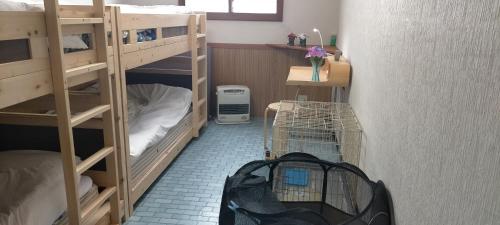 מיטה או מיטות בחדר ב-Guesthouse Aozora Blue Sky