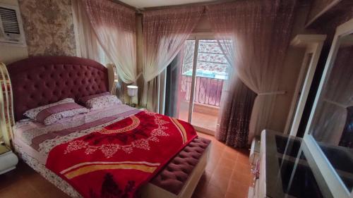 A bed or beds in a room at شقة مكرم عبيد للعائلات B 20