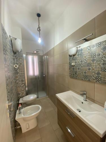 La salle de bains est pourvue d'un lavabo, de toilettes et d'une douche. dans l'établissement STILL HOUSE, à San Nicola Arcella