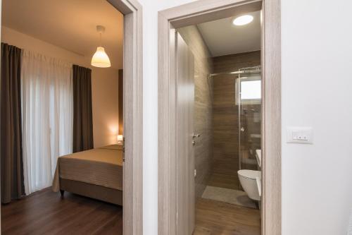 bagno con doccia, letto e servizi igienici di Apartments Star a Zara (Zadar)