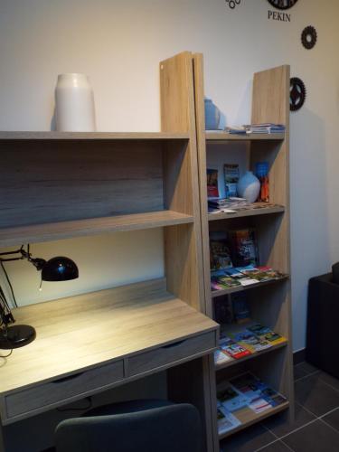 a book shelf with a desk in a room at Gîte de Valentin Moulin de Tartay en Avignon in Avignon