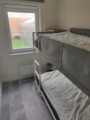 - une chambre avec 2 lits superposés et une fenêtre dans l'établissement Seabreeze, à Ostende