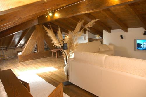 ein Wohnzimmer mit einem Sofa und einem TV in der Unterkunft Il Quinto Moro in Arbus