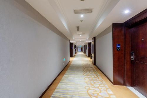 an empty hallway with a corridorngthngthngthngthngthngthngthngthngthngth at Huzhou Wealth Hotel in Huzhou
