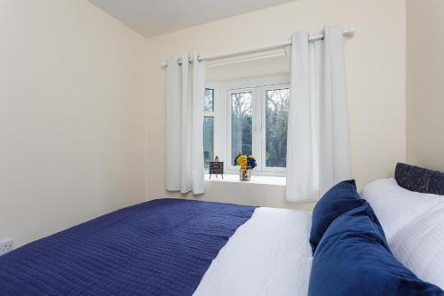 a bedroom with a bed and a window at Luxury Burgess Apartments close to Soton General Hospital in Southampton