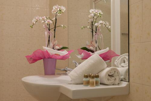Kylpyhuone majoituspaikassa Hotel Dependance Silvestro
