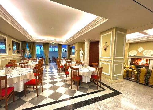 a restaurant with tables and chairs in a room at Villa Felcaro - Relais, Lodge & Restaurant in Cormòns