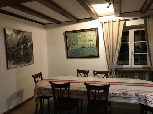une salle à manger avec une table et des chaises et une fenêtre dans l'établissement le gîte de la Tourette, à Hohrod