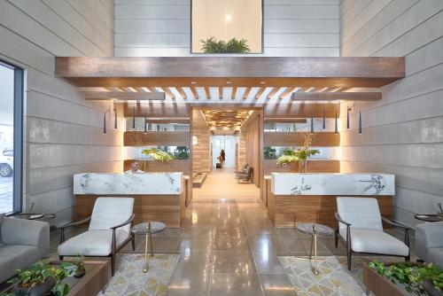 a lobby of a hotel with chairs and a waiting room at Monaco Residences Piantini in Santo Domingo