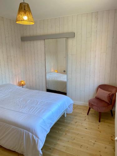 une chambre avec un lit, une chaise et une lampe dans l'établissement annexe des sables, à Le Touquet-Paris-Plage