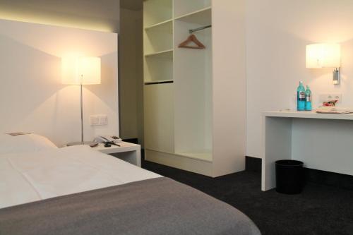 Кровать или кровати в номере relexa hotel Airport Düsseldorf/Ratingen