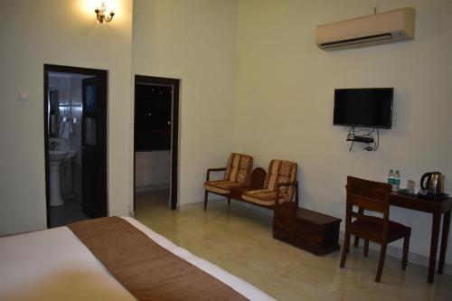 Una televisión o centro de entretenimiento en Hotel Nawal Sagar Palace - Bundi