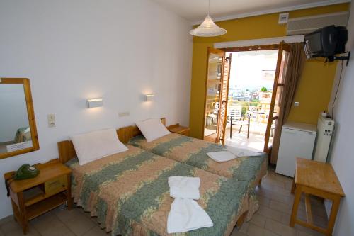 En eller flere senger på et rom på Hotel Aidipsos