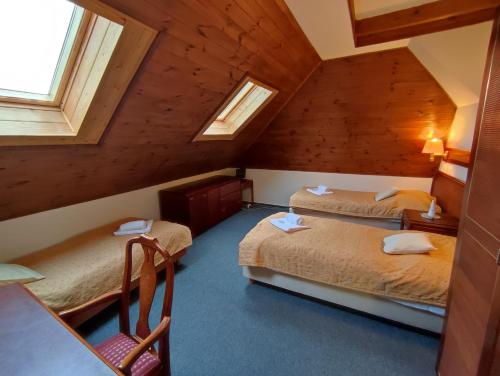 Zimmer im Dachgeschoss mit 2 Betten und 2 Fenstern in der Unterkunft Hotel Bohemia Excellent in Klášterec nad Ohří