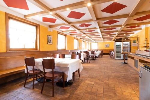 a restaurant with a table and chairs in a room at Hotel Enzo Moro in Sùtrio