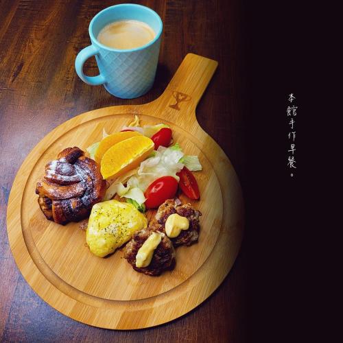 - un plateau en bois avec de la nourriture et une tasse de café dans l'établissement Wave Weaver B&B, à Chenggong