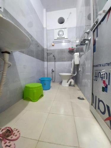 a bathroom with a sink and a toilet at Alpine Green in Rānchī